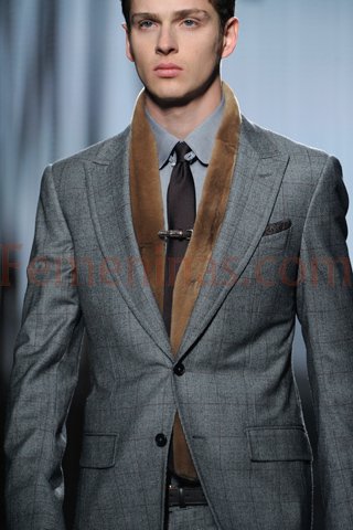 Ambo gris masculino y pañuelo de gamuza marron